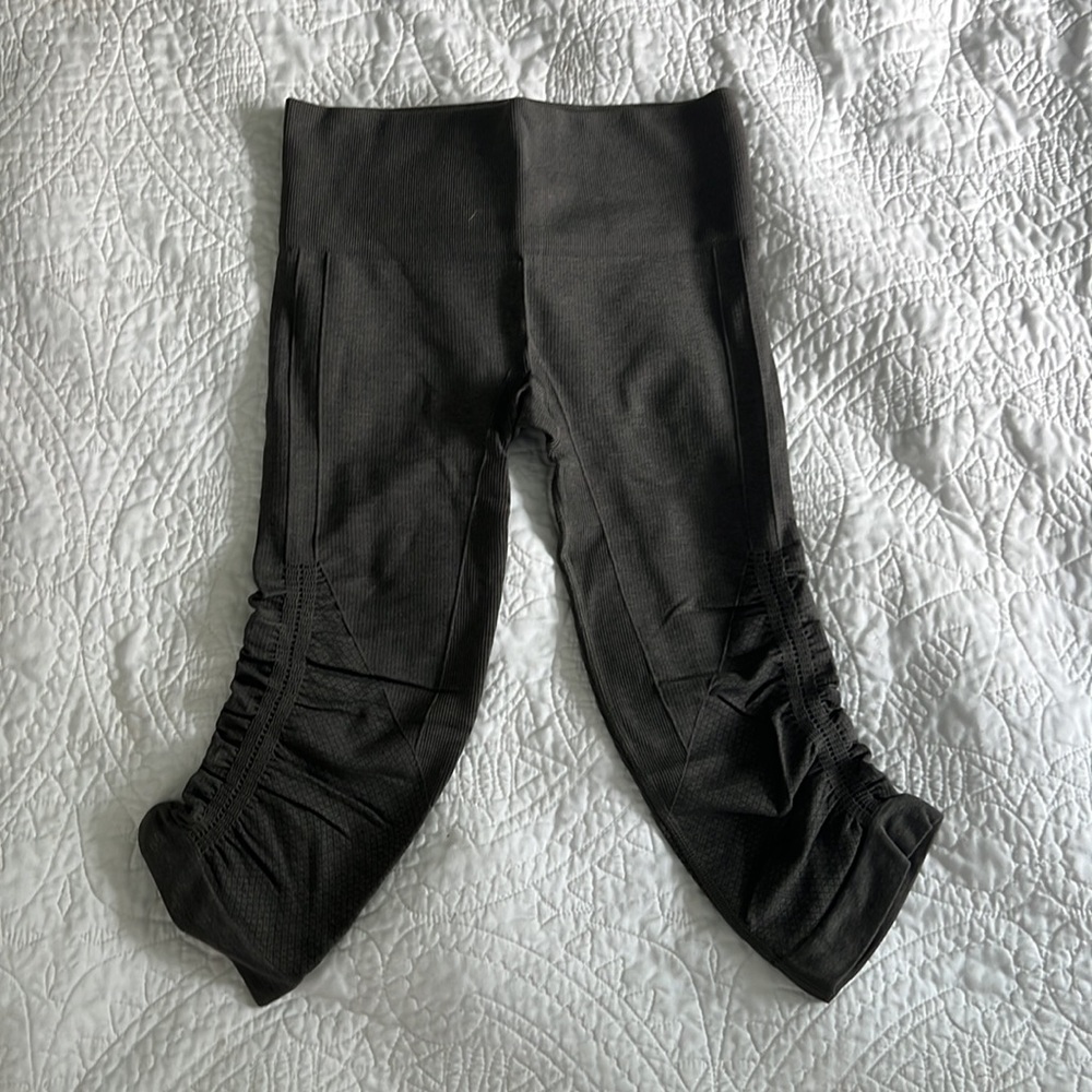 Lululemon cropped grey-sage Ebb to Street leggings - size 2 EUC